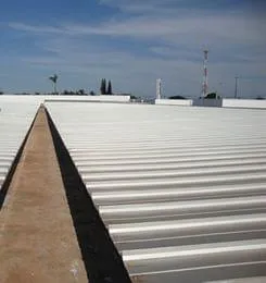 Telha zipada fabricada in loco garantiu 100% de estanqueidade e baixa inclinação